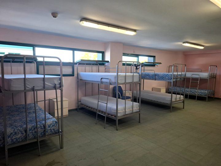 Primer dormitorio del albergue, con literas y mesillas
