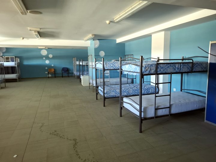 Segundo dormitorio del albergue, con literas