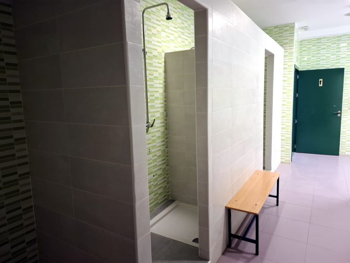 Duchas del albergue con banco