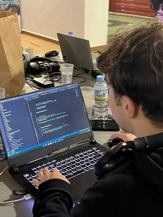 Un participante programando en su portátil