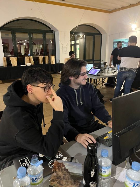 Participantes trabajando frente a la pantalla