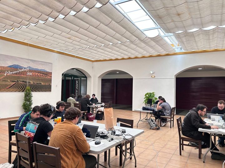 Varios equipos trabajando con sus portátiles