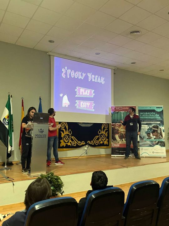 Un equipo presenta su juego en el escenario