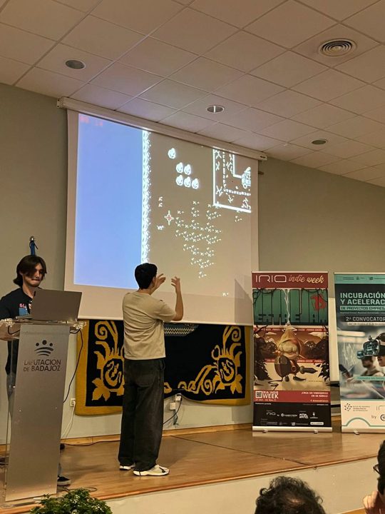 Un participante muestra su juego en la pantalla
