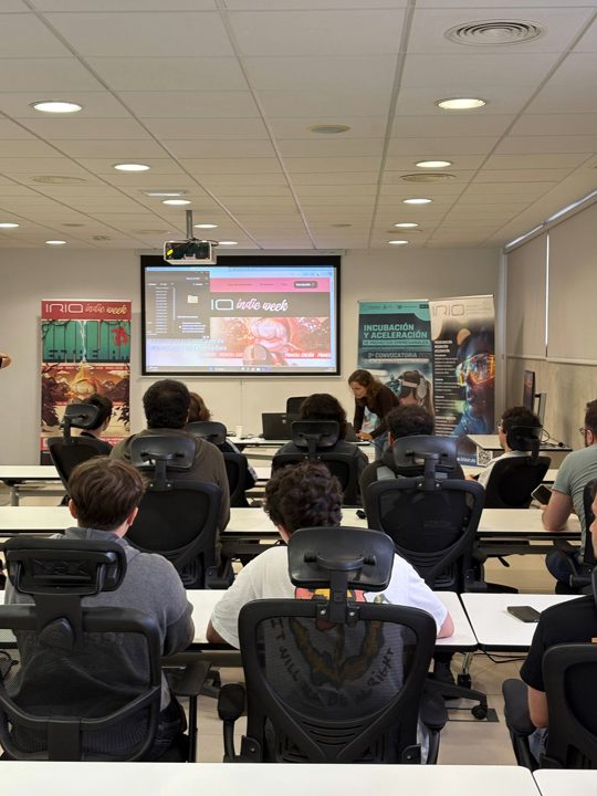 Participantes sentados en el aula durante la primera jornada